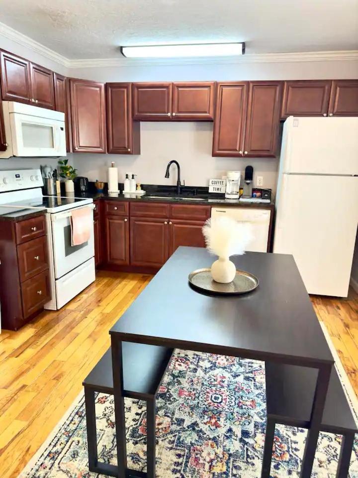 Cozy 2 Bedroom Townhouse Near Lake And Restaurants ガンターズビル エクステリア 写真