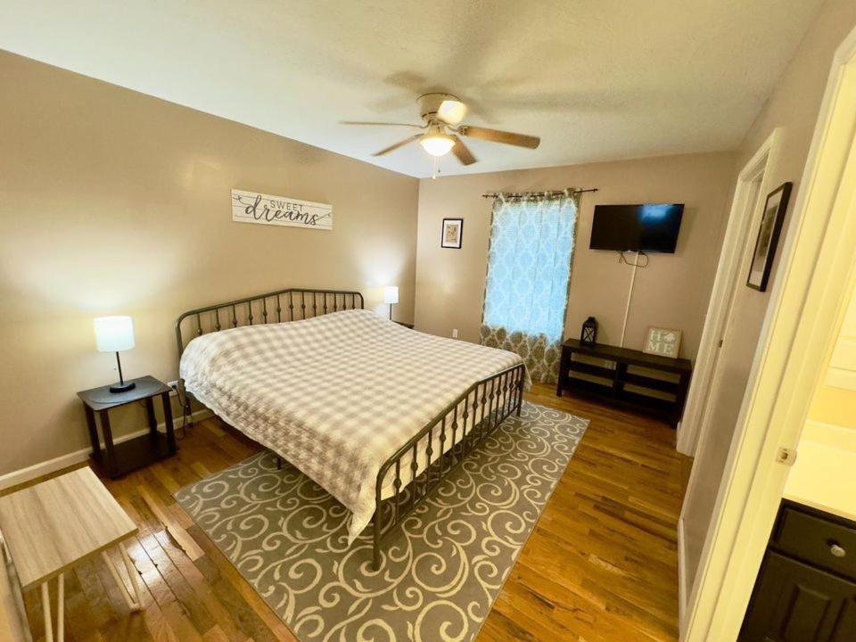 Cozy 2 Bedroom Townhouse Near Lake And Restaurants ガンターズビル エクステリア 写真