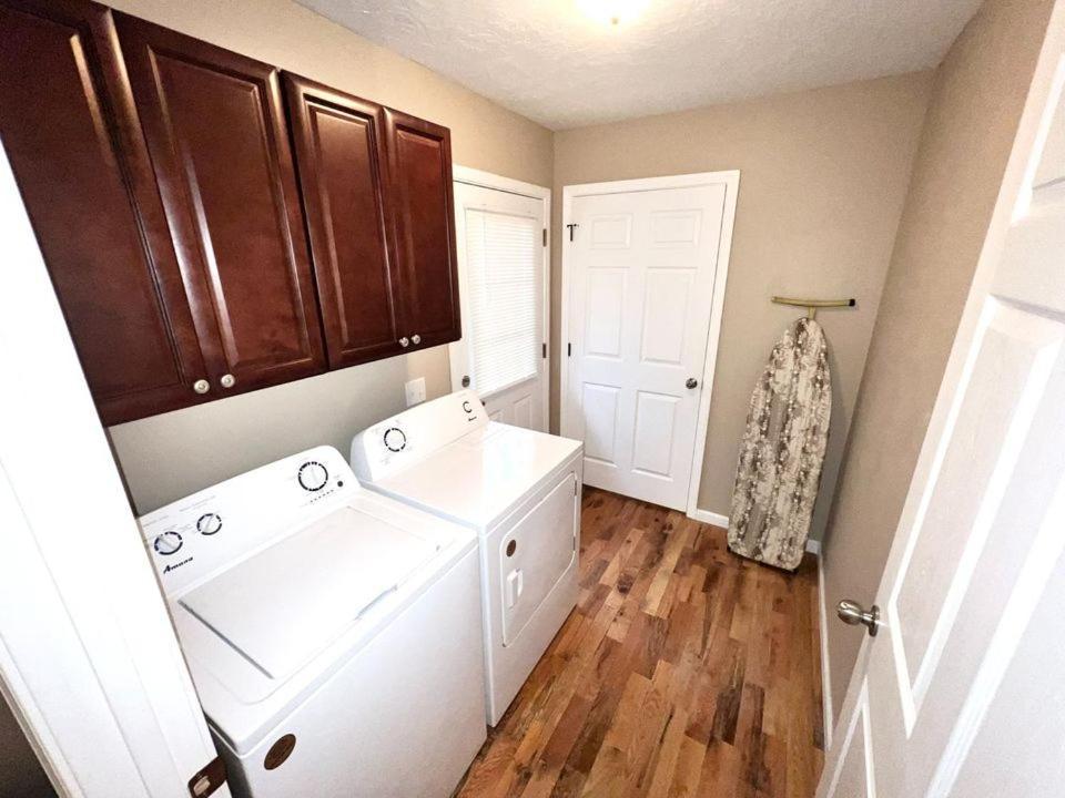 Cozy 2 Bedroom Townhouse Near Lake And Restaurants ガンターズビル エクステリア 写真
