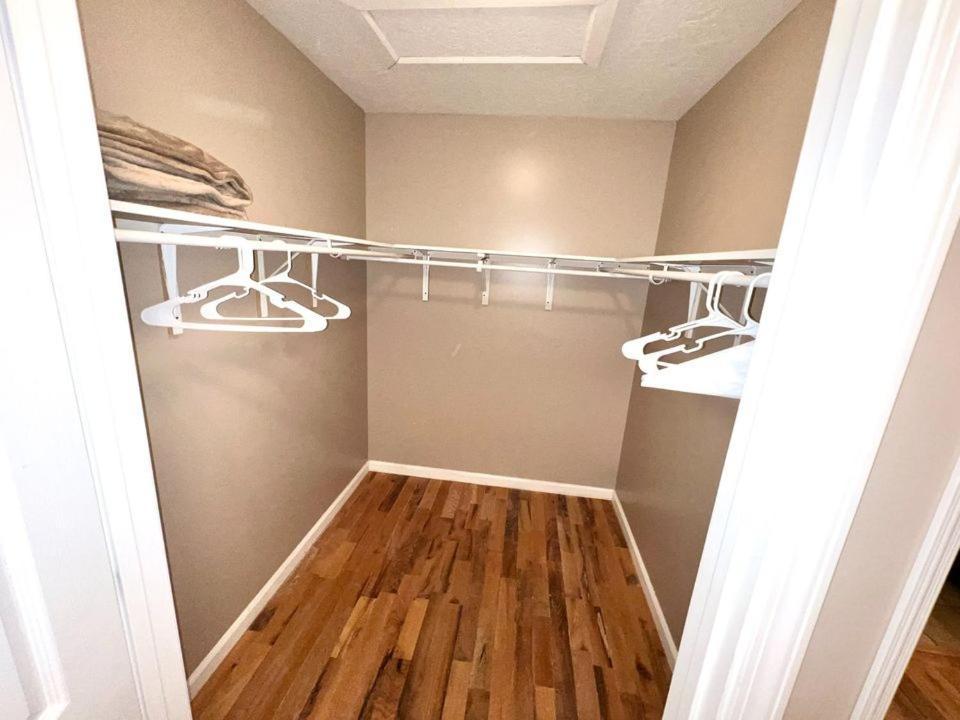 Cozy 2 Bedroom Townhouse Near Lake And Restaurants ガンターズビル エクステリア 写真