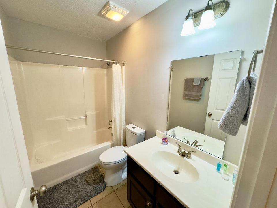 Cozy 2 Bedroom Townhouse Near Lake And Restaurants ガンターズビル エクステリア 写真