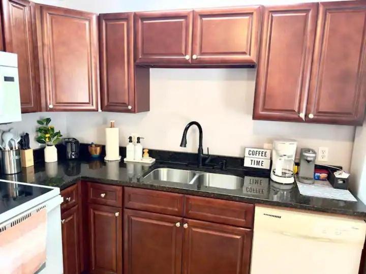 Cozy 2 Bedroom Townhouse Near Lake And Restaurants ガンターズビル エクステリア 写真