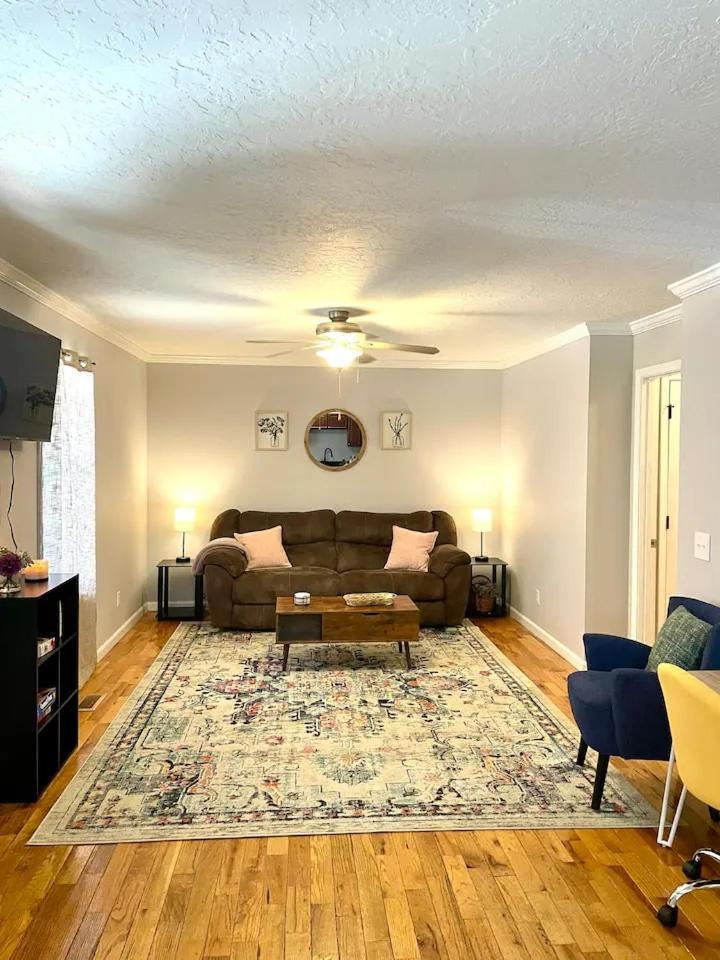Cozy 2 Bedroom Townhouse Near Lake And Restaurants ガンターズビル エクステリア 写真