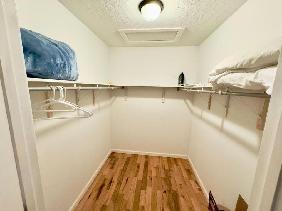 Cozy 2 Bedroom Townhouse Near Lake And Restaurants ガンターズビル エクステリア 写真
